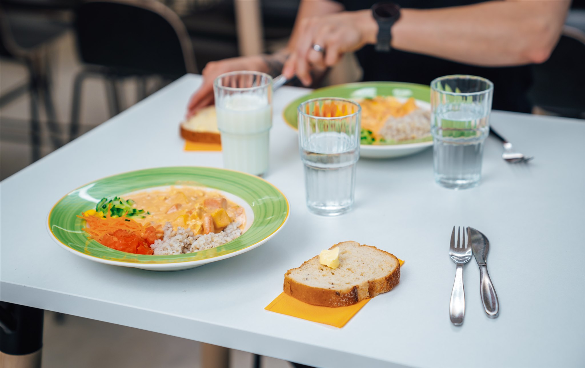 Luomutuotteet näkyvät jo monien julkisten keittiöiden arjessa. 